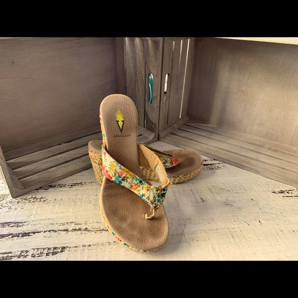 Volatile Wedge Sandal Size 8 ~ Fun & Flirty Floral & Natural combo, comfy sole